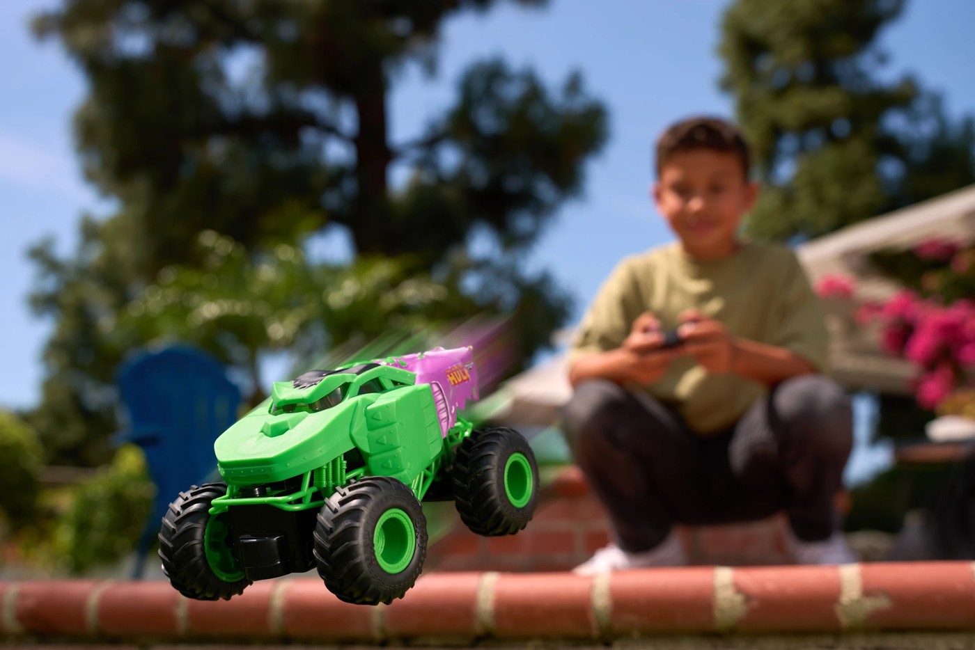 Monster Jam Marvel The Incredible Hulk RC Monster Truck 6 of 6