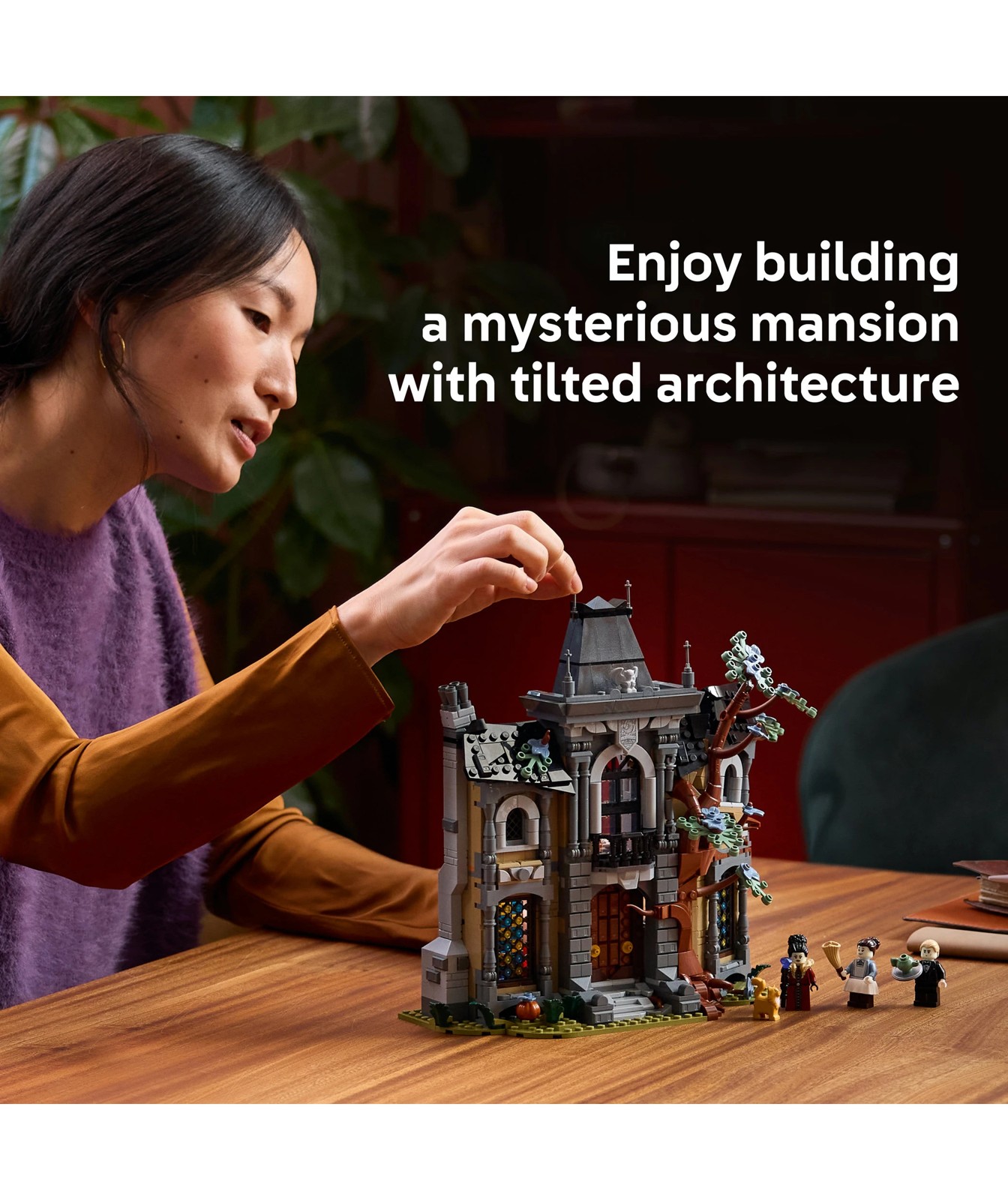 LEGO® Icons Mayor Manor 11383 3 of 5
