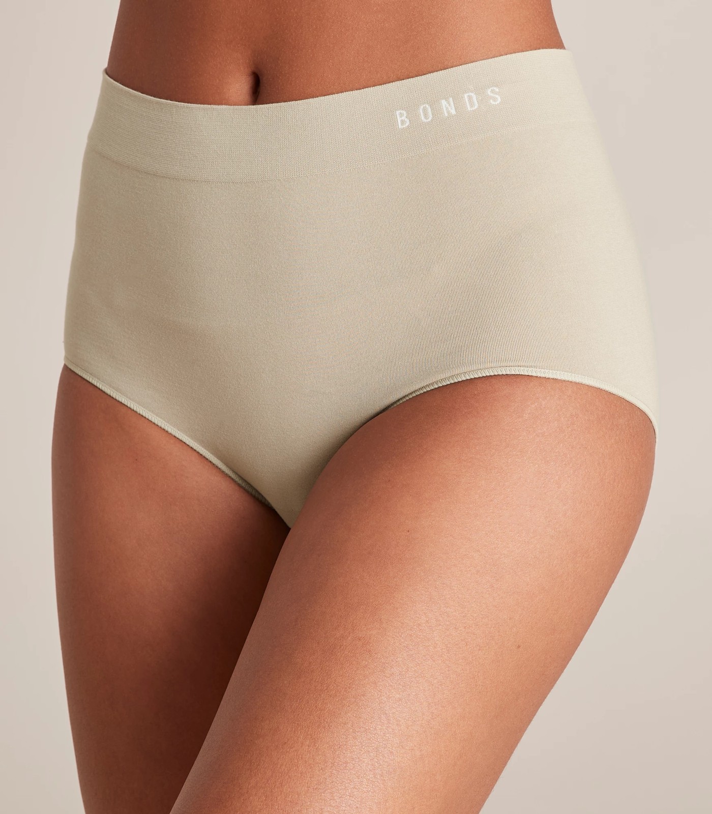 Uncomplicated Seamless Shorts - White