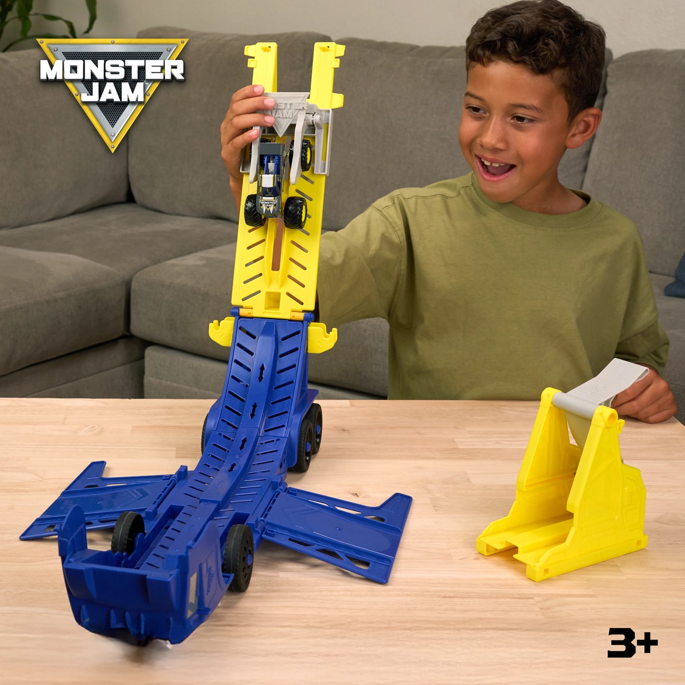 Monster Jam 1:64 Hauler Playset 2 of 5