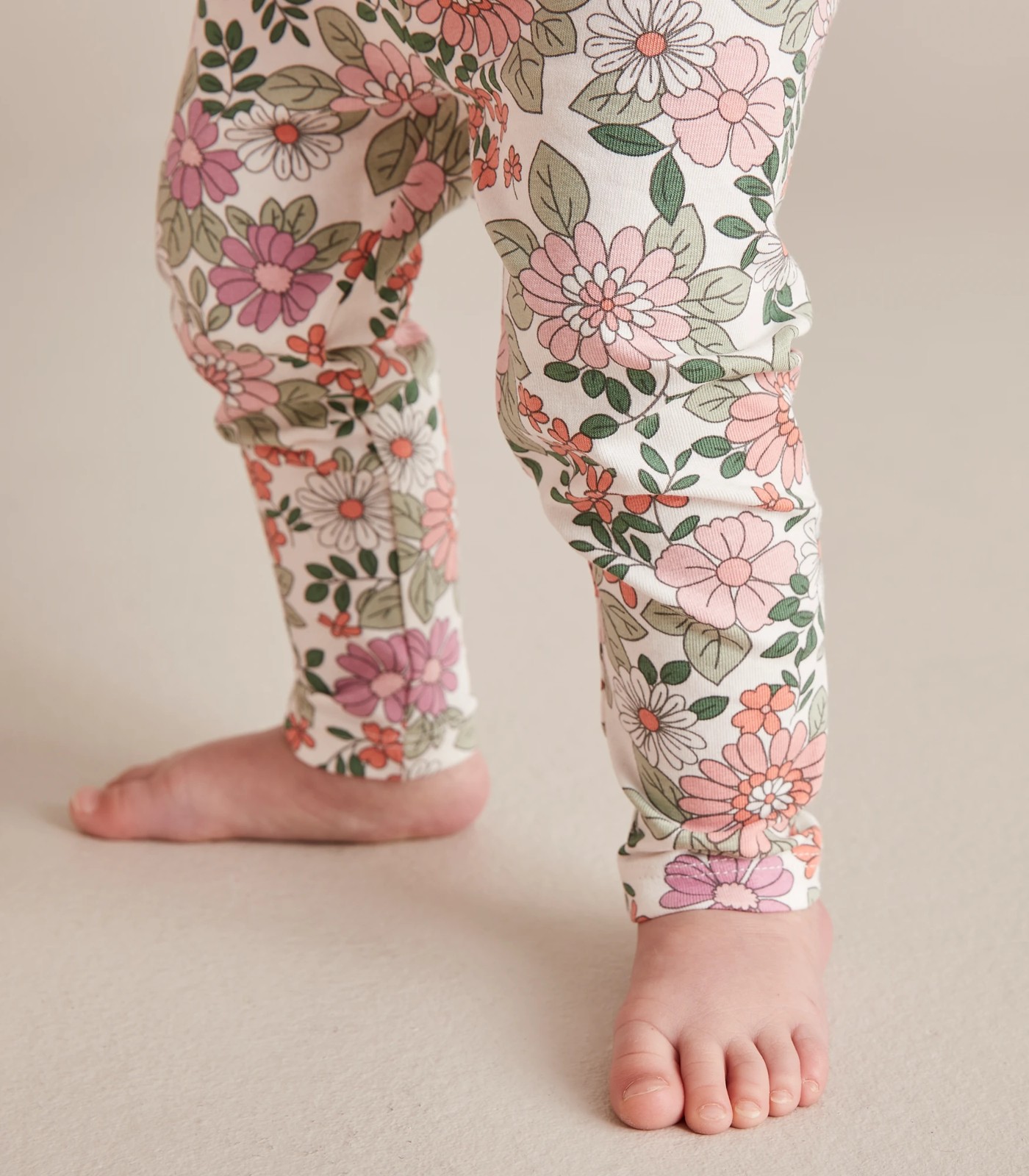 W23 260206_01 G PRINT LEGGING PINK FLORAL GARDENIA 3 of 6