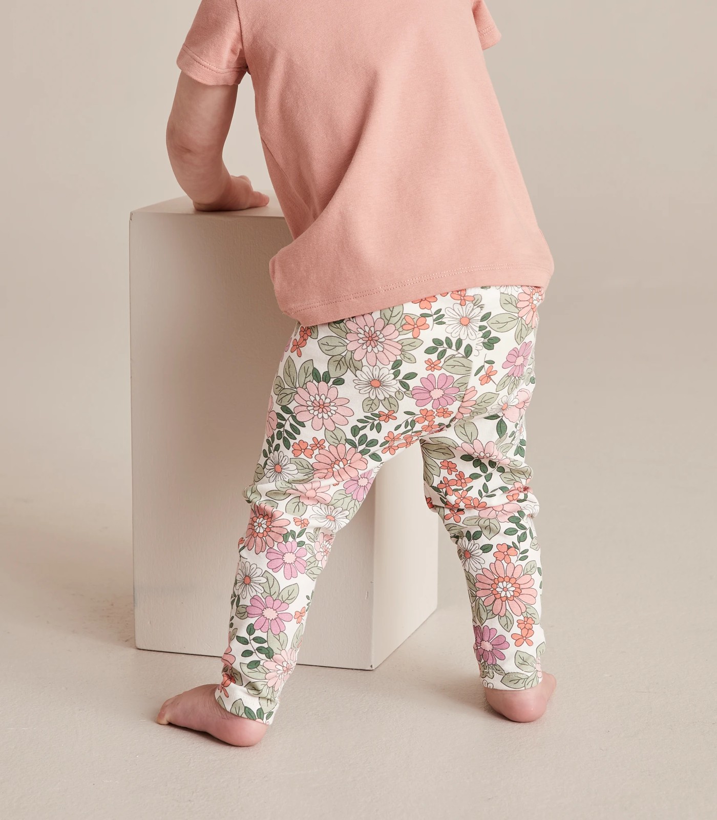 W23 260206_01 G PRINT LEGGING PINK FLORAL GARDENIA 4 of 6