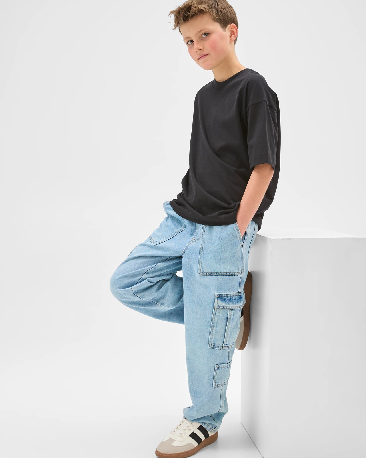 Australian Cotton Blend Loose Fit Cargo Denim Jeans - Light Wash 3 of 6