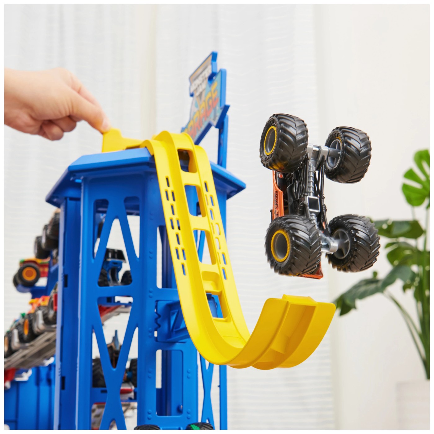 Monster Jam 1:64 Garage Playset 5 of 5