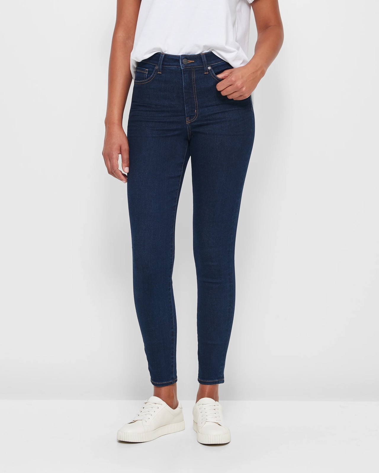 The V-Waist Jean Is the Genius Spring Denim Trend For an Hourglass Figure -  POPSUGAR Australia