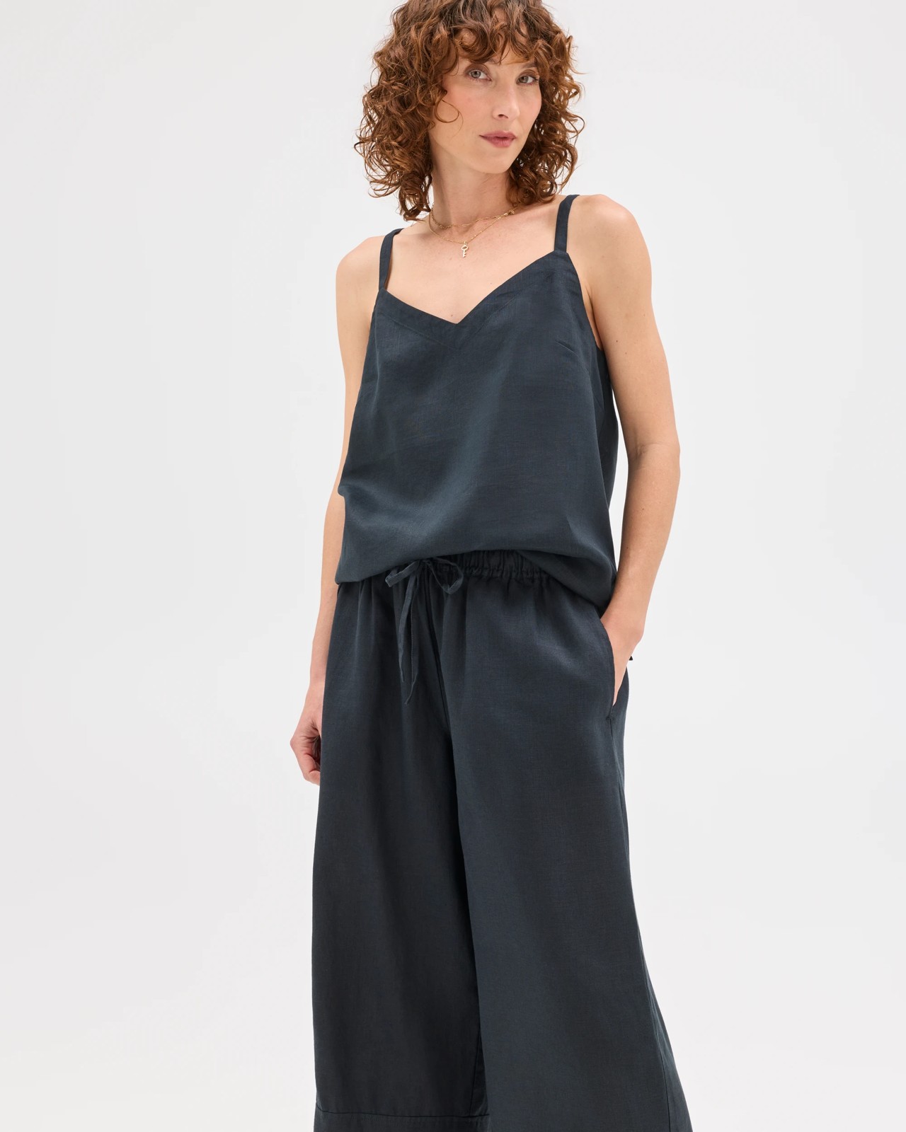 European Linen Cropped Pants - Black 4 of 5
