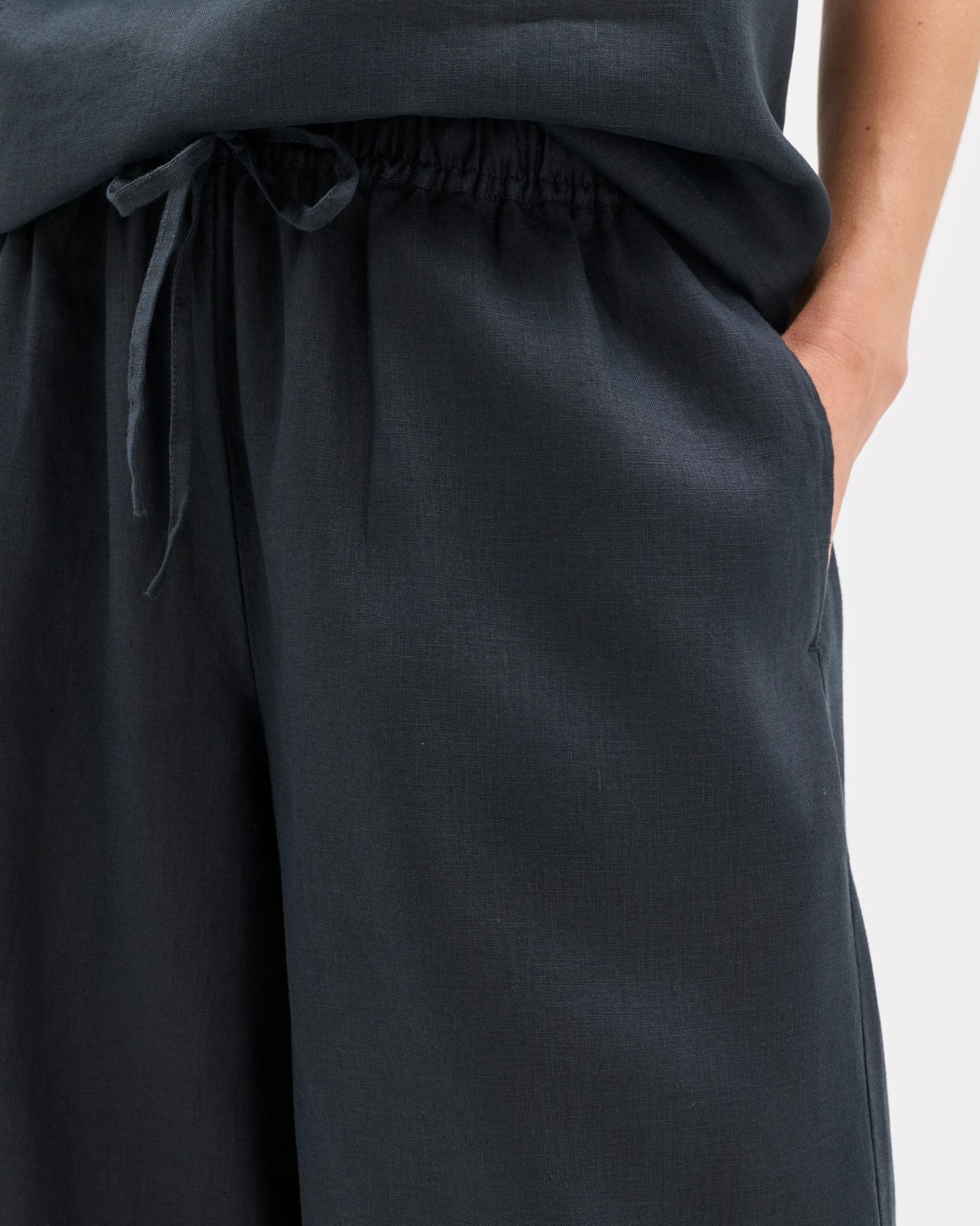 European Linen Cropped Pants - Black 3 of 5