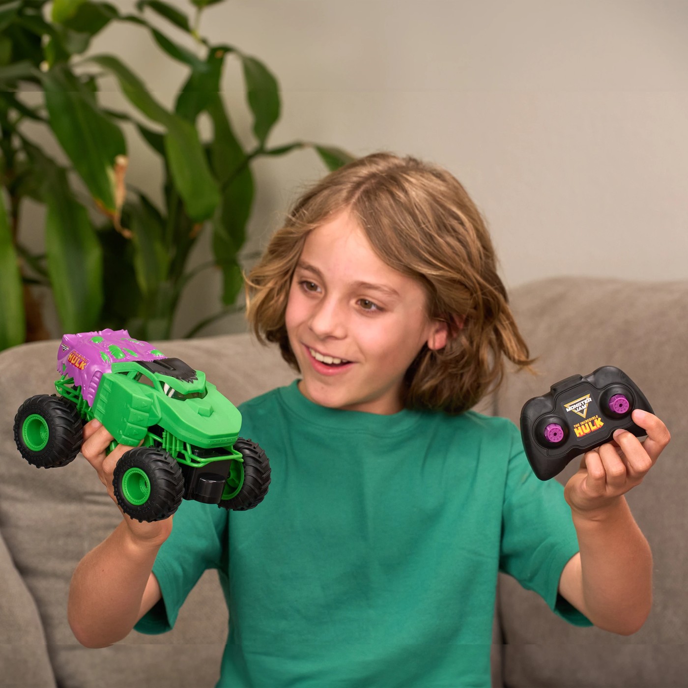 Monster Jam Marvel The Incredible Hulk RC Monster Truck 5 of 6
