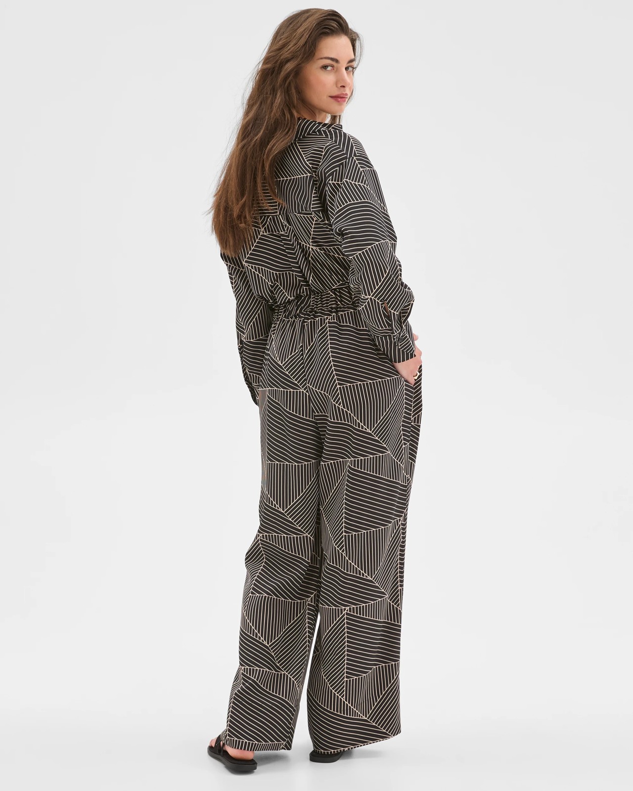 Petites Flat Front Elastic Waist Pants 6 of 6