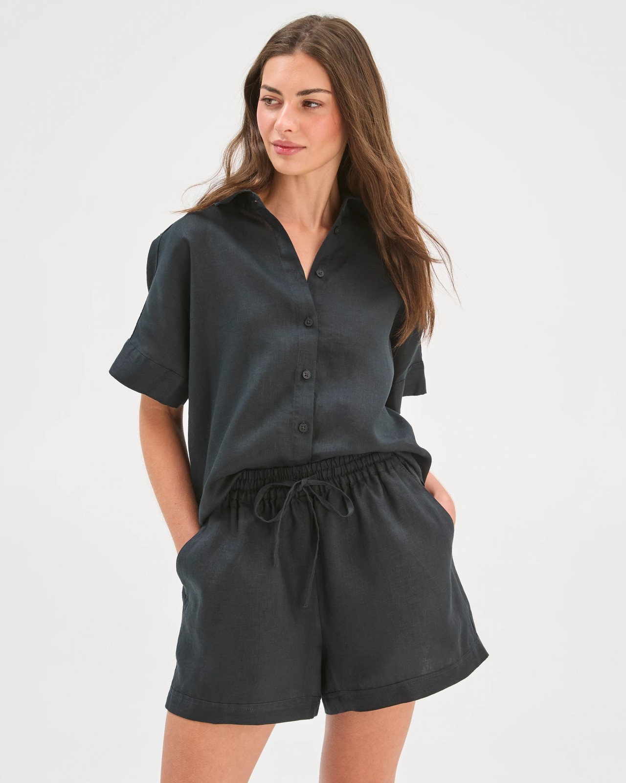 Petites European Linen Pull On Shorts 3 of 5